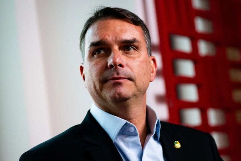 URGENTE: Flávio Bolsonaro corre risco de vida e equipe corre contra o tempo