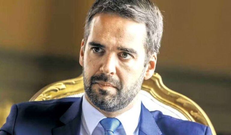 Derrotado depois de jogar sujo, Eduardo Leite chora o leite derramado