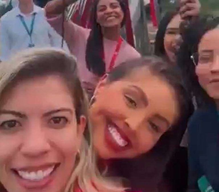 Em frente ao Hospital onde Bolsonaro está internado, jornalista faz a “festa” com colegas (veja o vídeo)