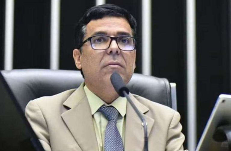 Ex-deputado passa mal de madrugada, morre repentinamente aos 58 anos, e causa comoção no DF