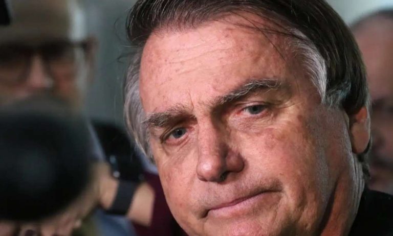 Novas informações dão conta de que Bolsonaro está inchado, irritado e emocionalmente abalado