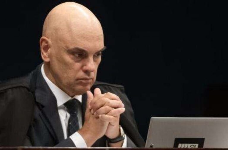 Surge um seríssimo batom na cueca de Moraes