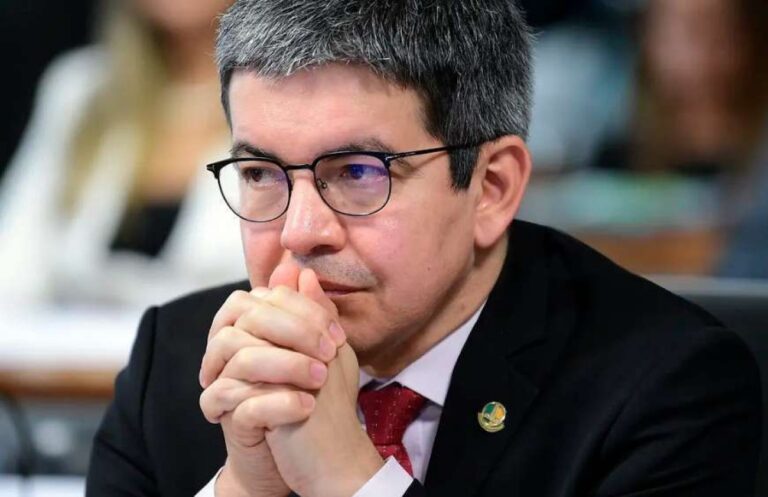 Randolfe está na iminência de ser defenestrado do Senado